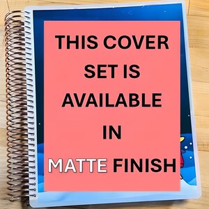 Puede incluir: Un planificador con espiral con una cubierta azul y un rect&aacute;ngulo rosa en el centro. El texto en el rect&aacute;ngulo rosa dice: "THIS COVER SET IS AVAILABLE IN MATTE FINISH."