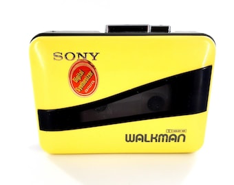 Odtwarzacz kasetowy stereo Sony Walkman WM-68 z klipsem, żółty, fabrycznie nowy, przetestowany, paski