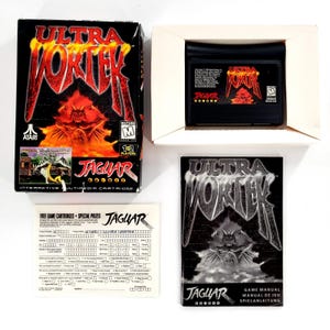 Peut inclure: Jeu vidéo Ultra Vortek pour Atari Jaguar, comprenant la boîte d'origine avec des graphismes rouges et noirs, une cartouche de jeu noire, un manuel de jeu en noir et blanc et une carte d'enregistrement blanche avec des champs de texte.