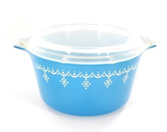 Cazuela redonda Pyrex azul vintage con diseño de copos de nieve (modelo 473) de 1 cuarto de galón con tapa.