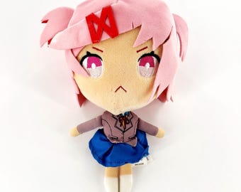 Figura de peluche oficial de Natsuki de Doki Doki Literature Club (21,5 cm)