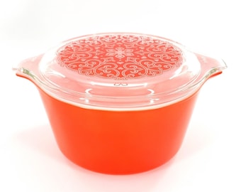 Cazuela redonda Pyrex vintage roja con estampado floral celta 473 de 1 cuarto de galón con tapa.