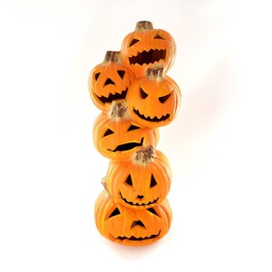 Torre de calabazas apiladas iluminadas Trendmasters de 1993 con forma de Jack O'Lantern. Molde de espuma de 45 cm (18 pulgadas).
