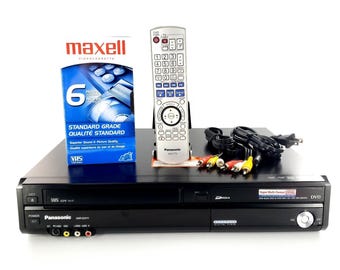 Videocassete/DVD Panasonic DMR-EZ37V VHS com controle remoto e cabos. Testado e funcionando.