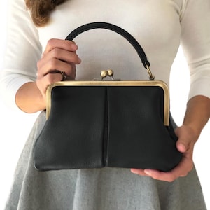 Vintage Lederhandtasche in Schwarz – Umhängetasche „Kleine Olive“, Bügeltasche, Schultertasche, Henkeltasche, aus Echtleder