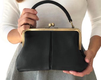 Vintage Lederhandtasche in Schwarz – Umhängetasche „Kleine Olive“, Bügeltasche, Schultertasche, Henkeltasche, aus Echtleder