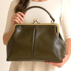 Lederhandtasche "Vintage Olive" in Dunkelgrün – große Bügeltasche mit Henkel & Schulterriemen, Retro Handtasche, personalisierbar