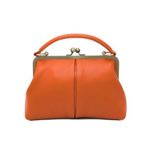 Stilvolle kleine Leder Umhängetasche in orange – Ausgehtasche mit Henkel und Schulterriemen - Kleine Olive