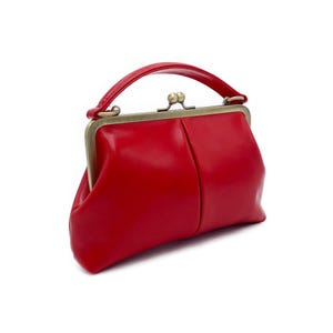 Kleine Umhängetasche und Henkeltasche aus Leder im Vintage-Stil. Kleine Olive in Burgunder Rot. Bild 15