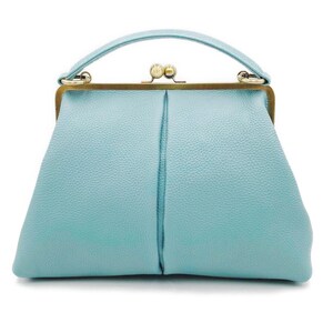 Lederhandtasche "Große Olive" in hellblau - Vintage Henkeltasche und Umhängetasche mit Bügelverschluss, personalisierbar, echtes Leder