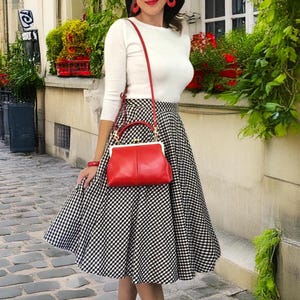 Kleine Umhängetasche und Henkeltasche aus Leder im Vintage-Stil. Kleine Olive in Burgunder Rot. Bild 17