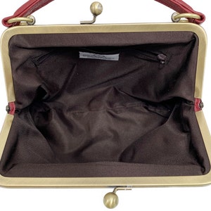 Kleine Umhängetasche und Henkeltasche aus Leder im Vintage-Stil. Kleine Olive in Burgunder Rot. Bild 8