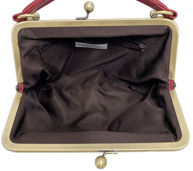 Kleine Umhängetasche und Henkeltasche aus Leder im Vintage-Stil. Kleine Olive in Burgunder Rot. Bild 8