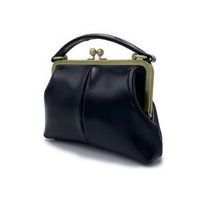 Kleine Umhängetasche und Henkeltasche aus Leder im Vintage-Stil. Kleine Olive in Burgunder Rot. Bild 12