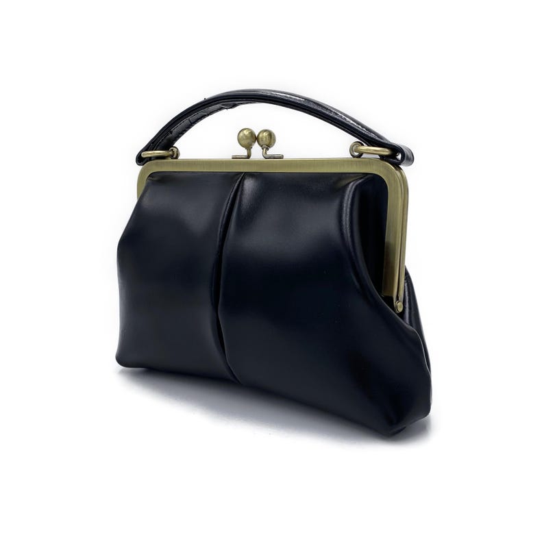 Kleine Umhängetasche und Henkeltasche aus Leder im Vintage-Stil. Kleine Olive in Burgunder Rot. Bild 12