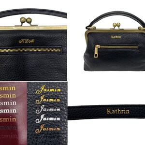 Puede incluir: Un bolso de mano negro texturizado con cierre de boquilla de lat&oacute;n y asa superior. El bolso cuenta con un bolsillo frontal con cremallera y tirador dorado, adem&aacute;s de personalizaci&oacute;n en color dorado con los nombres Kathrin y KLM.