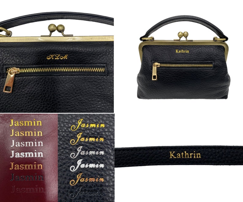 Puede incluir: Un bolso de mano negro texturizado con cierre de boquilla de lat&oacute;n y asa superior. El bolso cuenta con un bolsillo frontal con cremallera y tirador dorado, adem&aacute;s de personalizaci&oacute;n en color dorado con los nombres Kathrin y KLM.