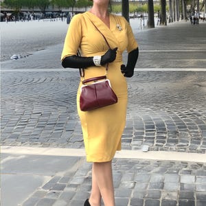 K&ouml;nnte beinhalten: Ein Set aus drei Keramikbechern mit gesprenkelter, matter Oberfl&auml;che. Die Becher sind in den Farbt&ouml;nen Creme, Hellgrau und Dunkelgrau gehalten. Jeder Becher hat ein schlichtes, minimalistisches Design, ideal f&uuml;r Kaffee oder Tee.