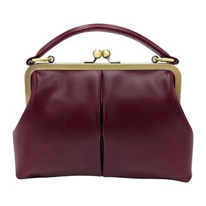 K&ouml;nnte beinhalten: Rustikales Holzschild mit dem Text "Welcome to our porch" in wei&szlig;er Schrift. Das Schild hat eine verwitterte Oberfl&auml;che und ein schlichtes, einladendes Design, ideal f&uuml;r die Au&szlig;endekoration.