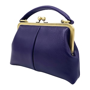 Leder Umhängetasche und Henkeltasche im Retrostil „Kleine Olive“ in Lila – Elegante Bügeltasche