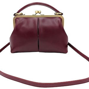 Kleine Umhängetasche und Henkeltasche aus Leder im Vintage-Stil. Kleine Olive in Burgunder Rot. Dunkelrot