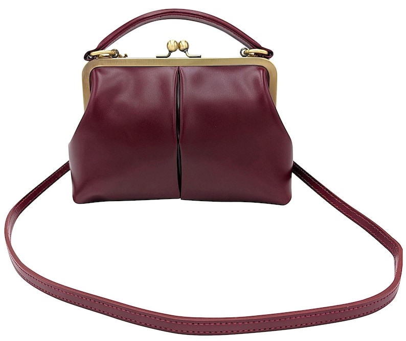 Kleine Umhängetasche und Henkeltasche aus Leder im Vintage-Stil. Kleine Olive in Burgunder Rot. Dunkelrot