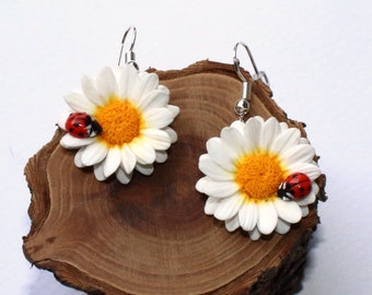 Daisy earrings ladybug earrings flower polymer clay jewelry white earrings floral jewelry wedding jewelry daisy jewelry ladybug jewelry