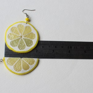 Lemon earrings fake food jewelry lemon slice earrings citrus jewelry polymer clay jewelry lemon slice jewelry funny earrings Fruit earrings Bild 7