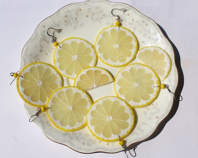 Lemon earrings fake food jewelry lemon slice earrings citrus jewelry polymer clay jewelry lemon slice jewelry funny earrings Fruit earrings Bild 1
