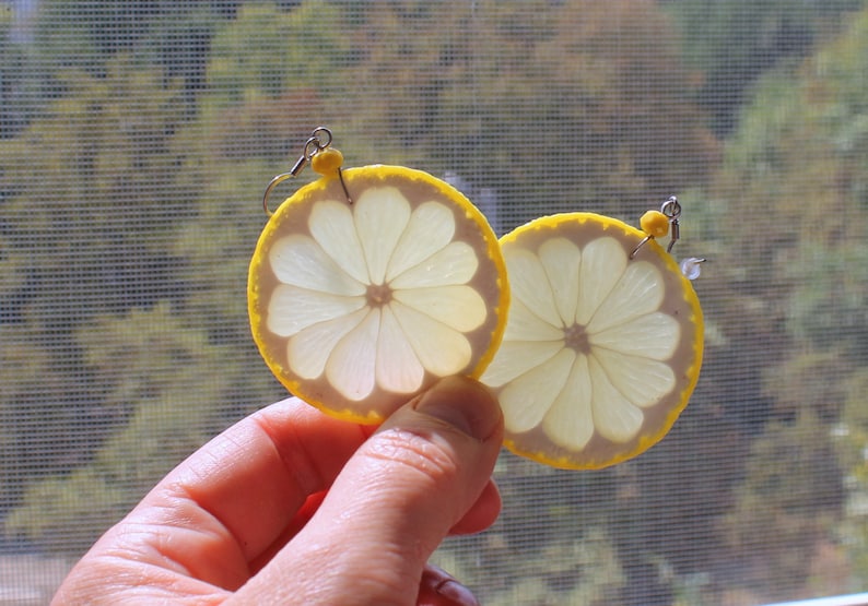 Lemon earrings fake food jewelry lemon slice earrings citrus jewelry polymer clay jewelry lemon slice jewelry funny earrings Fruit earrings Bild 5