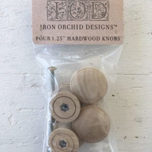 Könnte beinhalten: Vier 1,25 Zoll große Hartholzknöpfe in einem durchsichtigen Plastikbeutel mit Schrauben. Die Knöpfe sind unbehandelt und haben eine runde Form. Der Beutel trägt ein Etikett mit der Aufschrift "Iron Orchid Designs" und "Four 1.25" Hardwood Knobs".