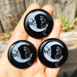 Cat on moon cabochon, engraved cabochon, onyx cabochon, cat jewelry, cat pendant, cat cabochon, moon pendant, moon jewelry, moon cabochon