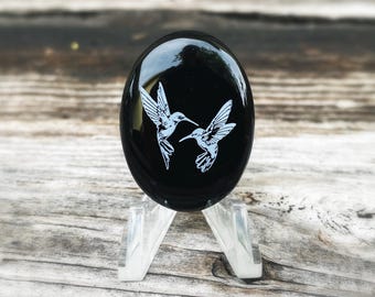 Black onyx cabochon for jewelry and wire wrapping, engraved stones, hummingbird cabochons, hummingbird jewelry, hummingbird pendant