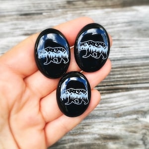 Bear cabochon, bear jewelry, bear pendant, mountains cabochon, onyx cabochon, engraved cabochon, wire wrapping