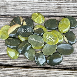 Gravierte Serpentin-Wortsteine, personalisierte individuell gravierte Steine, Taschensteine, Sorgensteine, Daumensteine, Familiensteine