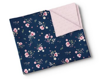 Personalisierte Babydecke aus Minky-Stoff – Namensstickerei – individuell angefertigt – hergestellt in Quebec – marineblaues Aquarell-Blumenmuster