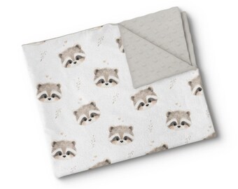 Personalisierte Babydecke aus Minky-Stoff – gestickter Name – individuell angefertigt – hergestellt in Quebec – minimalistisches Aquarell-Waschbär-Motiv