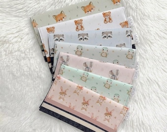 Personalisierter Einband für das Babygesundheitsheft, verschiedene Designs, mit Namensstickerei. Hergestellt in Quebec. Unterstützen Sie lokale Unternehmen – individuell gestaltbarer Einband für das Babygesundheitsheft.