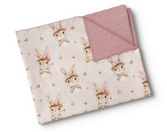 Personalisierte Babydecke aus Minky-Stoff – gestickter Name – individuell angefertigt – hergestellt in Quebec – rosa Blumenhase