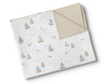Personalisierte Babydecke aus Minky-Stoff – gestickter Name – individuell angefertigt – hergestellt in Quebec – Segelbootmotiv
