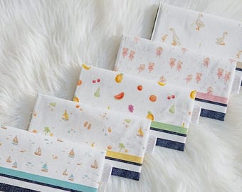Personalisierter Einband für das Babygesundheitsheft, verschiedene Designs, mit Namensstickerei. Hergestellt in Quebec. Unterstützen Sie lokale Unternehmen – individuell gestaltbarer Einband für das Babygesundheitsheft.