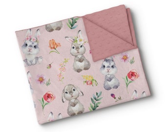 Personalisierte Babydecke aus Minky-Stoff – gestickter Name – individuell angefertigt – hergestellt in Quebec – rosa geblümtes Häschen