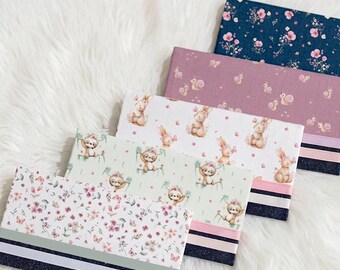 Personalisierter Einband für das Babygesundheitsheft, verschiedene Designs, mit Namensstickerei. Hergestellt in Quebec. Unterstützen Sie lokale Unternehmen – individuell gestaltbarer Einband für das Babygesundheitsheft.