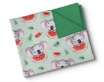 Personalisierte Babydecke aus Minky-Stoff – Namensstickerei – individuell angefertigt – hergestellt in Quebec – personalisierbares Wassermelonen-Koala-Aquarellmotiv