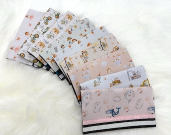 Personalisierter Einband für das Babygesundheitsheft, verschiedene Designs, mit Namensstickerei. Hergestellt in Quebec. Unterstützen Sie lokale Unternehmen – ein individuell gestaltbares Babygeschenk.