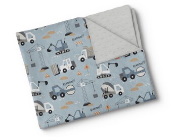 Personalisierte Babydecke aus Minky-Stoff – gestickter Name – individuell angefertigt – hergestellt in Quebec – Baufahrzeug
