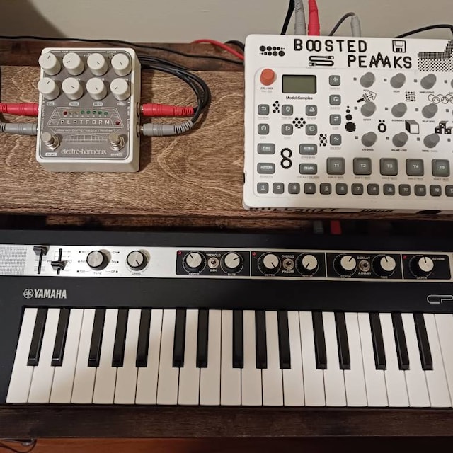 Yamaha Reface series synth stand with pedal shelf. Desktop 