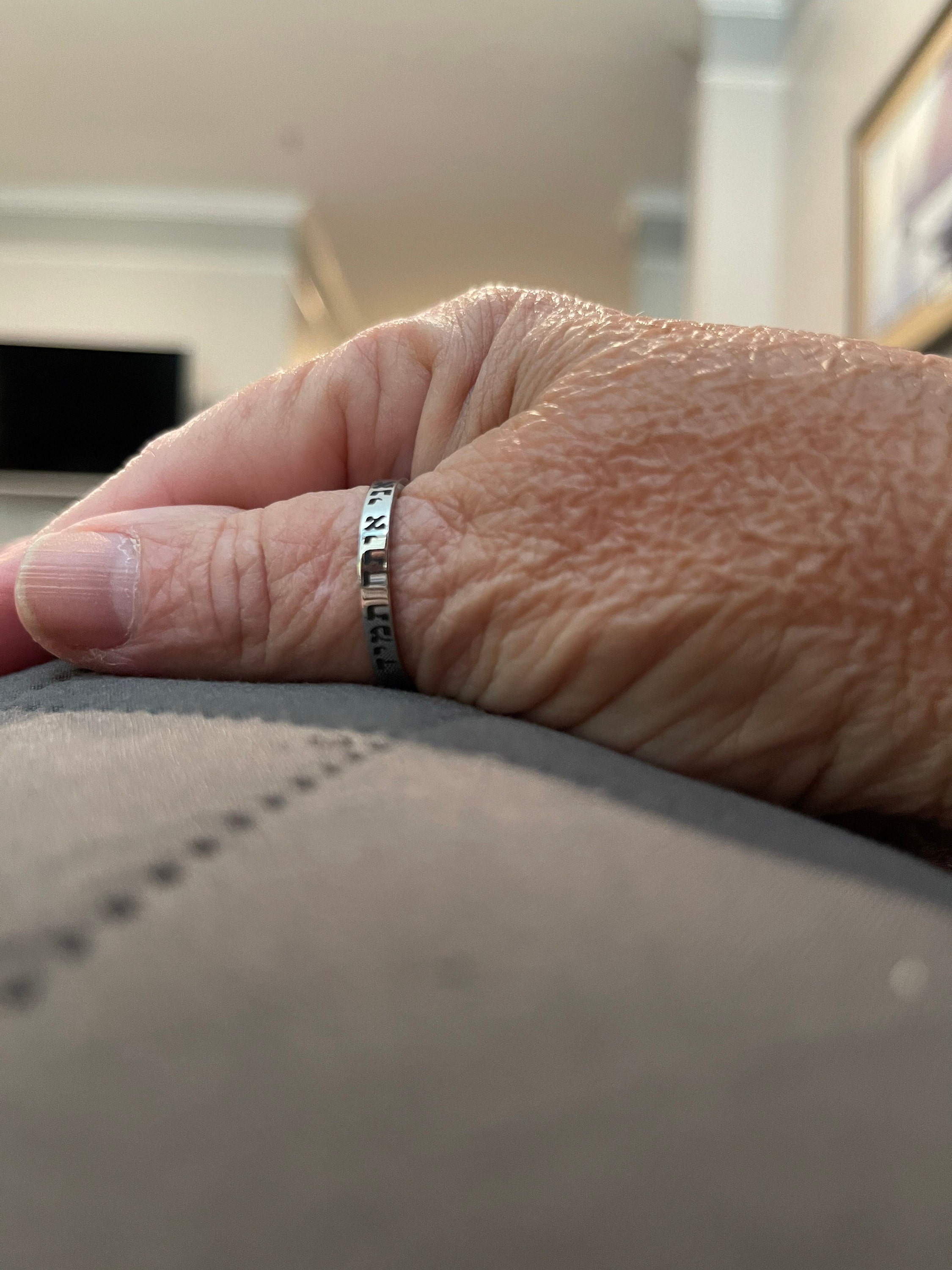 HEBRÄISCH – (Ich bin immer bei dir) – Zierlicher Stapelring aus Edelstahl, christlicher Schmuck, Bibelvers MATTHÄUS 28:20
