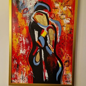 壁にオリジナルのモダンな抽象画、明るいカラフルな絵、質感のある