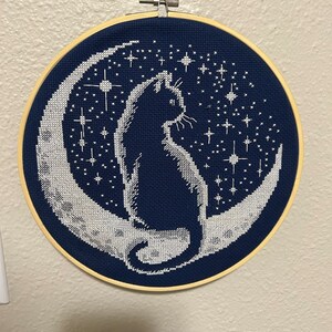 月の上の黒猫のクロスステッチパターン（デジタルPDF） - Etsy 日本